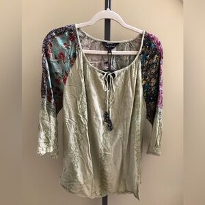 YOUNG THREADS NWT Top Olive Floral details Boho Style Size Small
